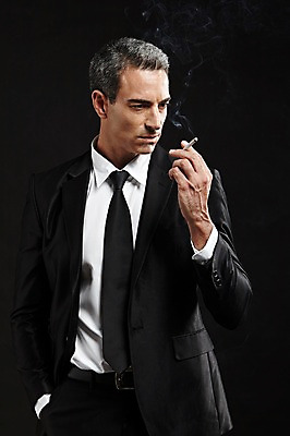 포토 JPG 스튜디오촬영 서양인 외국인 백인 해외기획촬영 라이프스타일 남자 2013년태국 40대 중년 비즈니스 중년라이프 검은배경 흡연 담배 실내 한명 서기 들기 사람 정장 상반신 앞모습 비즈니스라이프 비즈니스맨 고급 주머니손 중년만 중년남자만 중년남자한명만 국내포토 1 옷 뷰포인트 백그라운드 컨셉 모션 인종 성인 내부 생활 검은색 직장인 남자만 남자한명만 성인만 파일형식