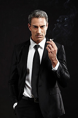 포토 JPG 스튜디오촬영 서양인 외국인 백인 해외기획촬영 라이프스타일 남자 2013년태국 40대 중년 비즈니스 중년라이프 검은배경 흡연 담배 실내 한명 서기 들기 사람 정장 상반신 앞모습 비즈니스라이프 비즈니스맨 고급 주머니손 중년만 중년남자만 중년남자한명만 국내포토 1 옷 뷰포인트 백그라운드 컨셉 모션 인종 성인 내부 생활 검은색 직장인 남자만 남자한명만 성인만 파일형식