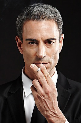 포토 JPG 스튜디오촬영 서양인 외국인 백인 해외기획촬영 라이프스타일 남자 2013년태국 40대 중년 비즈니스 중년라이프 검은배경 흡연 담배 실내 한명 들기 사람 정장 상반신 앞모습 비즈니스라이프 비즈니스맨 고급 중년만 중년남자만 중년남자한명만 국내포토 1 옷 뷰포인트 백그라운드 컨셉 모션 인종 성인 내부 생활 검은색 직장인 남자만 남자한명만 성인만 파일형식