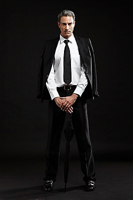 포토 JPG 스튜디오촬영 전신 서양인 외국인 백인 해외기획촬영 라이프스타일 남자 2013년태국 40대 중년 우산 비즈니스 중년라이프 검은배경 실내 한명 서기 사람 정장 앞모습 비즈니스라이프 비즈니스맨 고급 중년만 중년남자만 중년남자한명만 국내포토 1 옷 뷰포인트 백그라운드 컨셉 모션 인종 성인 내부 생활 검은색 직장인 남자만 남자한명만 성인만 파일형식