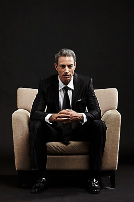 포토 JPG 스튜디오촬영 전신 서양인 외국인 백인 해외기획촬영 라이프스타일 남자 2013년태국 40대 중년 의자 비즈니스 중년라이프 검은배경 실내 한명 사람 앉기 정장 앞모습 비즈니스라이프 소파 비즈니스맨 고급 손모으기 중년만 중년남자만 중년남자한명만 국내포토 1 옷 뷰포인트 가구 백그라운드 컨셉 모션 인종 손짓 성인 내부 생활 검은색 직장인 남자만 남자한명만 성인만 파일형식