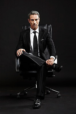 포토 JPG 스튜디오촬영 전신 서양인 외국인 백인 해외기획촬영 라이프스타일 남자 2013년태국 40대 중년 의자 비즈니스 중년라이프 검은배경 실내 한명 사람 앉기 정장 앞모습 비즈니스라이프 다리꼬기 비즈니스맨 고급 중년만 중년남자만 중년남자한명만 국내포토 1 옷 뷰포인트 가구 백그라운드 컨셉 모션 인종 성인 내부 생활 검은색 직장인 남자만 남자한명만 성인만 파일형식