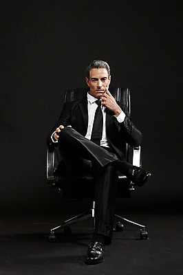 포토 JPG 스튜디오촬영 전신 서양인 외국인 백인 해외기획촬영 라이프스타일 남자 2013년태국 40대 중년 의자 비즈니스 중년라이프 검은배경 실내 한명 사람 앉기 정장 앞모습 비즈니스라이프 턱괴기 다리꼬기 비즈니스맨 고급 중년만 중년남자만 중년남자한명만 국내포토 1 옷 뷰포인트 가구 백그라운드 컨셉 모션 인종 성인 내부 생활 검은색 직장인 남자만 남자한명만 성인만 파일형식