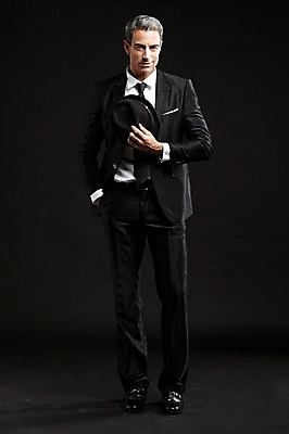 포토 JPG 스튜디오촬영 전신 서양인 외국인 백인 해외기획촬영 모자 라이프스타일 남자 2013년태국 40대 중년 비즈니스 중년라이프 검은배경 실내 한명 서기 미소 웃음 들기 사람 정장 앞모습 비즈니스라이프 비즈니스맨 고급 중절모 페도라 중년만 중년남자만 중년남자한명만 국내포토 모자_잡화 1 잡화 옷 뷰포인트 백그라운드 컨셉 모션 표정 인종 성인 내부 생활 검은색 직장인 남자만 남자한명만 성인만 파일형식