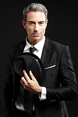 포토 JPG 스튜디오촬영 서양인 외국인 백인 해외기획촬영 모자 라이프스타일 남자 2013년태국 40대 중년 비즈니스 중년라이프 검은배경 실내 한명 서기 들기 사람 정장 상반신 앞모습 비즈니스라이프 비즈니스맨 고급 중절모 페도라 중년만 중년남자만 중년남자한명만 국내포토 모자_잡화 1 잡화 옷 뷰포인트 백그라운드 컨셉 모션 인종 성인 내부 생활 검은색 직장인 남자만 남자한명만 성인만 파일형식