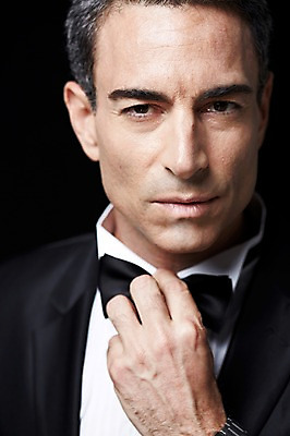 포토 JPG 스튜디오촬영 서양인 외국인 백인 해외기획촬영 라이프스타일 남자 2013년태국 40대 중년 중년라이프 검은배경 나비넥타이 실내 한명 사람 정장 턱시도 손짓 상반신 앞모습 고급 중년만 중년남자만 중년남자한명만 국내포토 1 옷 뷰포인트 백그라운드 컨셉 모션 넥타이 인종 성인 내부 생활 검은색 남자만 남자한명만 성인만 파일형식