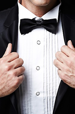 포토 JPG 스튜디오촬영 서양인 외국인 백인 해외기획촬영 라이프스타일 손 남자 2013년태국 40대 중년 검은배경 나비넥타이 실내 한명 사람 정장 턱시도 손짓 상반신 앞모습 신체부위 고급 중년만 국내포토 1 옷 뷰포인트 백그라운드 컨셉 모션 넥타이 인종 성인 내부 생활 검은색 성인만 파일형식