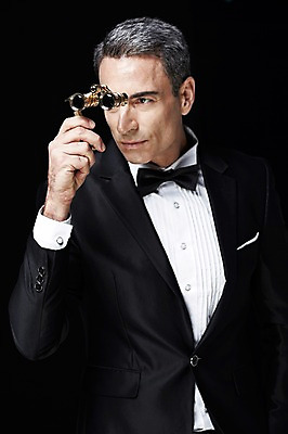 포토 JPG 스튜디오촬영 서양인 외국인 백인 해외기획촬영 라이프스타일 남자 2013년태국 40대 중년 중년라이프 검은배경 나비넥타이 실내 한명 들기 사람 정장 턱시도 상반신 망원경 고급 관람 오페라글라스 오페라안경 중년만 중년남자만 중년남자한명만 국내포토 1 옷 안경 백그라운드 컨셉 모션 넥타이 인종 성인 내부 생활 검은색 남자만 남자한명만 성인만 파일형식