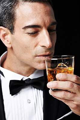 포토 JPG 스튜디오촬영 서양인 외국인 백인 해외기획촬영 라이프스타일 남자 2013년태국 40대 중년 중년라이프 검은배경 나비넥타이 잔 주류 실내 한명 들기 사람 정장 턱시도 상반신 컵 고급 음주 양주 위스키 중년만 중년남자만 중년남자한명만 혼족 국내포토 1 식기 옷 음료 백그라운드 컨셉 모션 넥타이 인종 성인 내부 생활 검은색 싱글라이프 남자만 남자한명만 성인만 파일형식