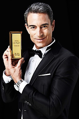 포토 JPG 스튜디오촬영 서양인 외국인 백인 해외기획촬영 라이프스타일 남자 2013년태국 시계 40대 중년 중년라이프 검은배경 나비넥타이 실내 한명 미소 웃음 들기 사람 정장 턱시도 상반신 금융 경제 고급 손목시계 금괴 중년만 중년남자만 중년남자한명만 국내포토 1 옷 백그라운드 컨셉 장신구 모션 넥타이 표정 인종 성인 내부 생활 검은색 황금 남자만 남자한명만 성인만 파일형식