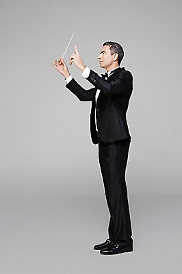 포토 JPG 스튜디오촬영 전신 서양인 외국인 백인 해외기획촬영 라이프스타일 남자 2013년태국 40대 중년 중년라이프 회색배경 나비넥타이 실내 한명 서기 들기 사람 정장 턱시도 손짓 옆모습 고급 지휘봉 지휘자 지휘 중년만 중년남자만 중년남자한명만 국내포토 1 옷 뷰포인트 백그라운드 컨셉 모션 넥타이 인종 성인 내부 생활 음악가 회색 남자만 남자한명만 성인만 파일형식