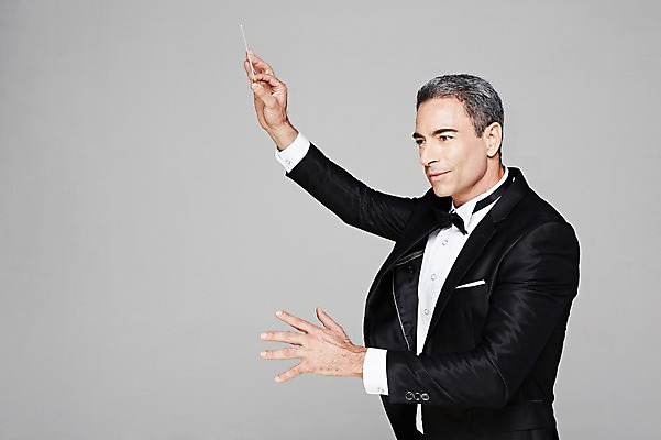 포토 JPG 스튜디오촬영 서양인 외국인 백인 해외기획촬영 라이프스타일 남자 2013년태국 40대 중년 중년라이프 회색배경 나비넥타이 실내 한명 들기 사람 정장 턱시도 손짓 상반신 옆모습 고급 지휘봉 지휘자 지휘 중년만 중년남자만 중년남자한명만 국내포토 1 옷 뷰포인트 백그라운드 컨셉 모션 넥타이 인종 성인 내부 생활 음악가 회색 남자만 남자한명만 성인만 파일형식