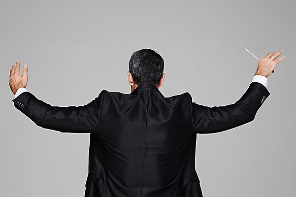 포토 JPG 스튜디오촬영 서양인 외국인 백인 해외기획촬영 라이프스타일 남자 2013년태국 40대 중년 중년라이프 회색배경 실내 한명 들기 사람 정장 턱시도 상반신 뒷모습 고급 지휘봉 지휘자 지휘 중년만 중년남자만 중년남자한명만 국내포토 1 옷 뷰포인트 백그라운드 컨셉 모션 인종 성인 내부 생활 음악가 회색 남자만 남자한명만 성인만 파일형식