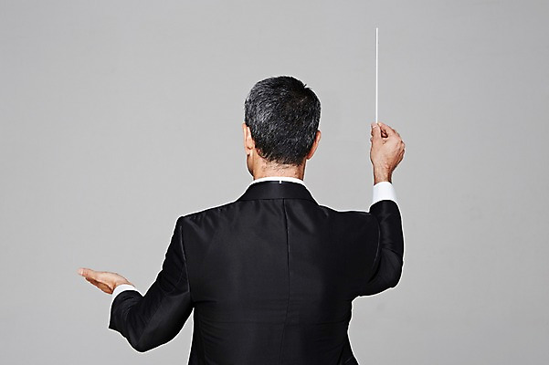 포토 JPG 스튜디오촬영 서양인 외국인 백인 해외기획촬영 라이프스타일 남자 2013년태국 40대 중년 중년라이프 회색배경 실내 한명 들기 사람 정장 턱시도 상반신 뒷모습 고급 지휘봉 지휘자 지휘 중년만 중년남자만 중년남자한명만 국내포토 1 옷 뷰포인트 백그라운드 컨셉 모션 인종 성인 내부 생활 음악가 회색 남자만 남자한명만 성인만 파일형식