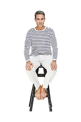 포토 JPG 스튜디오촬영 전신 서양인 외국인 백인 해외기획촬영 라이프스타일 남자 여유 2013년태국 40대 중년 의자 비즈니스 중년라이프 맨발 실내 한명 미소 웃음 누끼 사람 앉기 앞모습 캐주얼 비즈니스라이프 비즈니스맨 편안함 중년만 중년남자만 중년남자한명만 국내포토 1 옷 감정 뷰포인트 가구 모션 발 표정 인종 성인 내부 생활 직장인 감각 남자만 남자한명만 성인만 파일형식