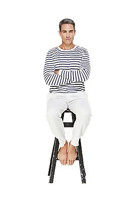 포토 JPG 스튜디오촬영 전신 서양인 외국인 백인 해외기획촬영 라이프스타일 남자 여유 2013년태국 40대 중년 의자 비즈니스 중년라이프 맨발 실내 한명 미소 웃음 누끼 사람 앉기 앞모습 캐주얼 비즈니스라이프 팔짱 비즈니스맨 편안함 중년만 중년남자만 중년남자한명만 국내포토 1 옷 감정 뷰포인트 가구 모션 발 표정 인종 성인 내부 생활 직장인 감각 남자만 남자한명만 성인만 파일형식