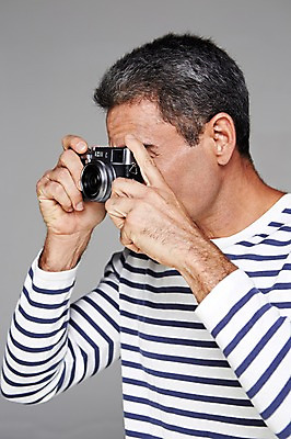 포토 JPG 스튜디오촬영 서양인 외국인 백인 해외기획촬영 라이프스타일 남자 여유 2013년태국 40대 중년 중년라이프 회색배경 실내 한명 들기 사람 상반신 취미 옆모습 캐주얼 카메라 사진촬영 편안함 중년만 중년남자만 중년남자한명만 국내포토 1 옷 감정 뷰포인트 백그라운드 모션 인종 성인 내부 생활 전자제품 촬영 회색 감각 남자만 남자한명만 성인만 파일형식