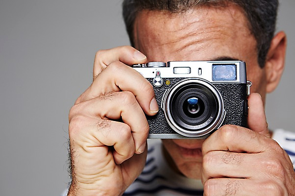 포토 JPG 스튜디오촬영 서양인 외국인 백인 해외기획촬영 라이프스타일 남자 여유 2013년태국 40대 중년 중년라이프 회색배경 실내 한명 들기 사람 상반신 취미 앞모습 캐주얼 카메라 사진촬영 편안함 중년만 중년남자만 중년남자한명만 국내포토 1 옷 감정 뷰포인트 백그라운드 모션 인종 성인 내부 생활 전자제품 촬영 회색 감각 남자만 남자한명만 성인만 파일형식