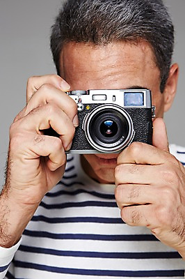 포토 JPG 스튜디오촬영 서양인 외국인 백인 해외기획촬영 라이프스타일 남자 여유 2013년태국 40대 중년 중년라이프 회색배경 실내 한명 들기 사람 상반신 취미 앞모습 캐주얼 카메라 사진촬영 편안함 중년만 중년남자만 중년남자한명만 국내포토 1 옷 감정 뷰포인트 백그라운드 모션 인종 성인 내부 생활 전자제품 촬영 회색 감각 남자만 남자한명만 성인만 파일형식