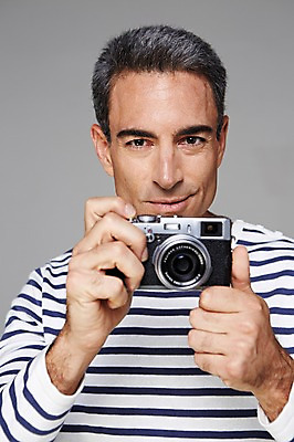 포토 JPG 스튜디오촬영 서양인 외국인 백인 해외기획촬영 라이프스타일 남자 여유 2013년태국 40대 중년 중년라이프 회색배경 실내 한명 미소 웃음 들기 사람 상반신 취미 앞모습 캐주얼 카메라 사진촬영 편안함 중년만 중년남자만 중년남자한명만 국내포토 1 옷 감정 뷰포인트 백그라운드 모션 표정 인종 성인 내부 생활 전자제품 촬영 회색 감각 남자만 남자한명만 성인만 파일형식