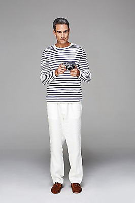 포토 JPG 스튜디오촬영 전신 서양인 외국인 백인 해외기획촬영 라이프스타일 남자 여유 2013년태국 40대 중년 중년라이프 회색배경 실내 한명 서기 미소 웃음 들기 사람 취미 앞모습 캐주얼 카메라 사진촬영 편안함 중년만 중년남자만 중년남자한명만 국내포토 1 옷 감정 뷰포인트 백그라운드 모션 표정 인종 성인 내부 생활 전자제품 촬영 회색 감각 남자만 남자한명만 성인만 파일형식