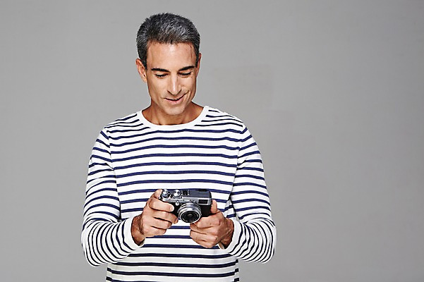 포토 JPG 스튜디오촬영 서양인 외국인 백인 해외기획촬영 라이프스타일 남자 여유 2013년태국 40대 중년 중년라이프 회색배경 실내 한명 미소 웃음 들기 사람 상반신 취미 앞모습 캐주얼 카메라 사진촬영 편안함 중년만 중년남자만 중년남자한명만 국내포토 1 옷 감정 뷰포인트 백그라운드 모션 표정 인종 성인 내부 생활 전자제품 촬영 회색 감각 남자만 남자한명만 성인만 파일형식