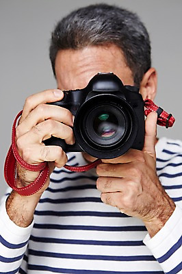 포토 JPG 스튜디오촬영 서양인 외국인 백인 해외기획촬영 라이프스타일 남자 여유 2013년태국 40대 중년 중년라이프 회색배경 실내 한명 들기 사람 상반신 취미 앞모습 캐주얼 카메라 사진촬영 편안함 중년만 중년남자만 중년남자한명만 국내포토 1 옷 감정 뷰포인트 백그라운드 모션 인종 성인 내부 생활 전자제품 촬영 회색 감각 남자만 남자한명만 성인만 파일형식