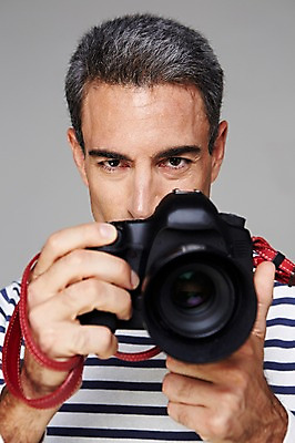 포토 JPG 스튜디오촬영 서양인 외국인 백인 해외기획촬영 라이프스타일 남자 여유 2013년태국 40대 중년 중년라이프 회색배경 실내 한명 들기 사람 상반신 취미 앞모습 캐주얼 카메라 사진촬영 편안함 중년만 중년남자만 중년남자한명만 국내포토 1 옷 감정 뷰포인트 백그라운드 모션 인종 성인 내부 생활 전자제품 촬영 회색 감각 남자만 남자한명만 성인만 파일형식