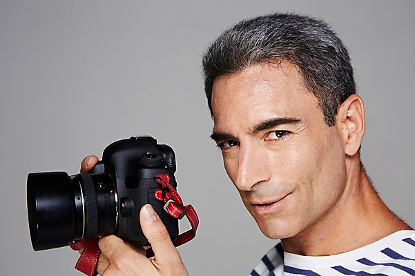 포토 JPG 스튜디오촬영 서양인 외국인 백인 해외기획촬영 라이프스타일 남자 여유 2013년태국 40대 중년 중년라이프 회색배경 실내 한명 미소 웃음 들기 사람 상반신 취미 캐주얼 카메라 사진촬영 편안함 중년만 중년남자만 중년남자한명만 국내포토 1 옷 감정 백그라운드 모션 표정 인종 성인 내부 생활 전자제품 촬영 회색 감각 남자만 남자한명만 성인만 파일형식