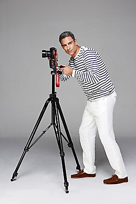 포토 JPG 스튜디오촬영 전신 서양인 외국인 백인 해외기획촬영 라이프스타일 남자 여유 2013년태국 40대 중년 중년라이프 회색배경 실내 한명 서기 사람 취미 옆모습 캐주얼 카메라 사진촬영 편안함 삼각대 중년만 중년남자만 중년남자한명만 국내포토 1 옷 감정 뷰포인트 백그라운드 모션 인종 성인 내부 생활 전자제품 촬영 회색 감각 남자만 남자한명만 성인만 파일형식