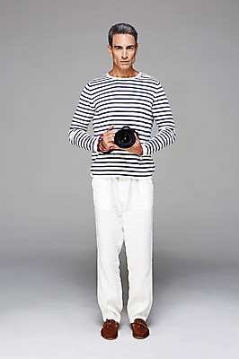 포토 JPG 스튜디오촬영 전신 서양인 외국인 백인 해외기획촬영 라이프스타일 남자 여유 2013년태국 40대 중년 중년라이프 회색배경 실내 한명 서기 들기 사람 취미 앞모습 캐주얼 카메라 사진촬영 편안함 중년만 중년남자만 중년남자한명만 국내포토 1 옷 감정 뷰포인트 백그라운드 모션 인종 성인 내부 생활 전자제품 촬영 회색 감각 남자만 남자한명만 성인만 파일형식