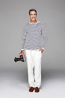 포토 JPG 스튜디오촬영 전신 서양인 외국인 백인 해외기획촬영 라이프스타일 남자 여유 2013년태국 40대 중년 중년라이프 회색배경 실내 한명 서기 미소 웃음 들기 사람 취미 앞모습 캐주얼 카메라 사진촬영 편안함 중년만 중년남자만 중년남자한명만 국내포토 1 옷 감정 뷰포인트 백그라운드 모션 표정 인종 성인 내부 생활 전자제품 촬영 회색 감각 남자만 남자한명만 성인만 파일형식