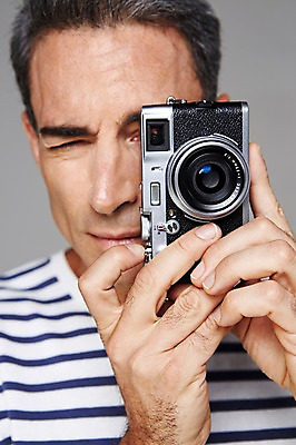 포토 JPG 스튜디오촬영 서양인 외국인 백인 해외기획촬영 라이프스타일 남자 여유 2013년태국 40대 중년 중년라이프 회색배경 실내 한명 들기 사람 상반신 취미 앞모습 캐주얼 카메라 사진촬영 편안함 중년만 중년남자만 중년남자한명만 국내포토 1 옷 감정 뷰포인트 백그라운드 모션 인종 성인 내부 생활 전자제품 촬영 회색 감각 남자만 남자한명만 성인만 파일형식