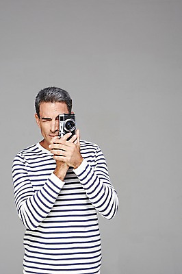 포토 JPG 스튜디오촬영 서양인 외국인 백인 해외기획촬영 라이프스타일 남자 여유 2013년태국 40대 중년 중년라이프 회색배경 실내 한명 들기 사람 상반신 취미 앞모습 캐주얼 카메라 사진촬영 편안함 중년만 중년남자만 중년남자한명만 국내포토 1 옷 감정 뷰포인트 백그라운드 모션 인종 성인 내부 생활 전자제품 촬영 회색 감각 남자만 남자한명만 성인만 파일형식