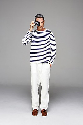 포토 JPG 스튜디오촬영 전신 서양인 외국인 백인 해외기획촬영 라이프스타일 남자 여유 2013년태국 40대 중년 중년라이프 회색배경 실내 한명 서기 들기 사람 취미 앞모습 캐주얼 카메라 사진촬영 편안함 중년만 중년남자만 중년남자한명만 국내포토 1 옷 감정 뷰포인트 백그라운드 모션 인종 성인 내부 생활 전자제품 촬영 회색 감각 남자만 남자한명만 성인만 파일형식