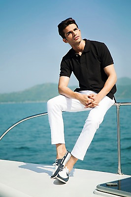 포토 JPG 주간 전신 외국인 해외기획촬영 계절 남자 바다 2013년태국 여행 포즈 요트 난간 모션 하늘 휴가 휴식 한명 사람 앉기 동양인 20대 성인 해변 야외 아웃포커스 여름 여름휴가 바캉스 선글라스 선박 청년만 청년남자만 청년남자한명만 성인남자한명만 국내포토 자연요소 1 안경 컨셉 수상교통 배_교통 촬영기법 인종 청년 남자만 남자한명만 성인남자만 성인만 파일형식 여름_계절