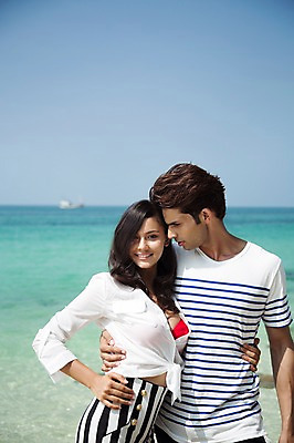 포토 JPG 주간 외국인 해외기획촬영 커플 계절 여자 남자 행복 여유 바다 2013년태국 여행 허리손 포즈 안기 하늘 휴가 휴식 함께함 사랑 미소 웃음 사람 동양인 상반신 20대 성인 해변 야외 두명 앞모습 아웃포커스 여름 여름휴가 바캉스 청년만 성인만 국내포토 자연요소 감정 뷰포인트 컨셉 관계 모션 촬영기법 표정 인종 청년 파일형식 여름_계절