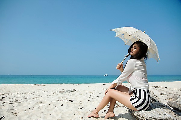 포토 JPG 주간 전신 외국인 해외기획촬영 계절 여자 모래 바다 2013년태국 여행 하늘 휴가 휴식 한명 미소 웃음 들기 사람 앉기 동양인 20대 성인 해변 야외 옆모습 여름 여름휴가 바캉스 모래사장 돌_바위 바위 양산 청년만 청년여자만 청년여자한명만 성인여자한명만 국내포토 자연요소 1 뷰포인트 컨셉 모션 표정 인종 청년 여자만 여자한명만 성인여자만 성인만 파일형식 여름_계절