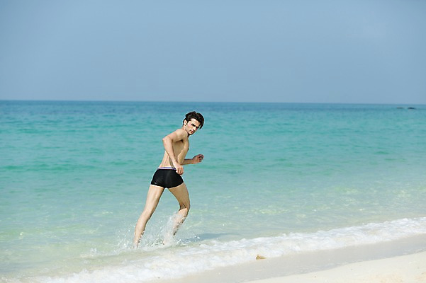 포토 JPG 주간 외국인 해외기획촬영 계절 남자 수영복 바다 2013년태국 여행 포즈 모션 하늘 휴가 휴식 한명 서기 사람 동양인 20대 성인 해변 야외 여름 여름휴가 바캉스 달리기 청년만 청년남자만 청년남자한명만 성인남자한명만 국내포토 자연요소 1 옷 컨셉 인종 청년 남자만 남자한명만 성인남자만 성인만 파일형식 여름_계절