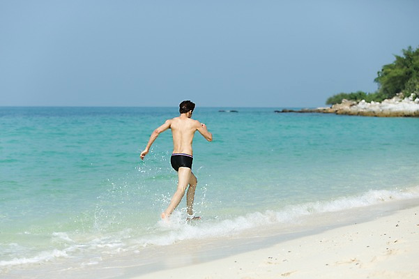 포토 JPG 주간 외국인 해외기획촬영 계절 남자 수영복 바다 2013년태국 여행 포즈 모션 하늘 휴가 휴식 한명 서기 사람 동양인 상반신 20대 성인 해변 야외 뒷모습 아웃포커스 여름 여름휴가 바캉스 달리기 청년만 청년남자만 청년남자한명만 성인남자한명만 국내포토 자연요소 1 옷 뷰포인트 컨셉 촬영기법 인종 청년 남자만 남자한명만 성인남자만 성인만 파일형식 여름_계절