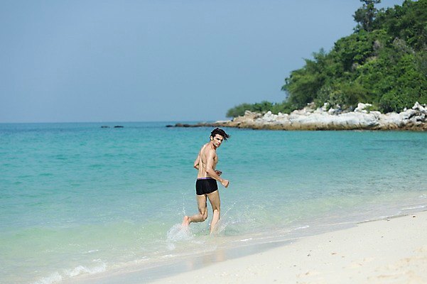 포토 JPG 주간 외국인 해외기획촬영 계절 남자 수영복 바다 2013년태국 여행 포즈 모션 하늘 휴가 휴식 한명 서기 사람 동양인 상반신 20대 성인 해변 야외 아웃포커스 여름 여름휴가 바캉스 달리기 뒤돌아보기 청년만 청년남자만 청년남자한명만 성인남자한명만 국내포토 자연요소 1 옷 컨셉 촬영기법 인종 청년 남자만 남자한명만 성인남자만 성인만 파일형식 여름_계절