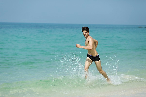 포토 JPG 주간 외국인 해외기획촬영 계절 남자 수영복 바다 2013년태국 여행 포즈 모션 휴가 휴식 한명 서기 사람 동양인 상반신 20대 성인 해변 야외 아웃포커스 여름 여름휴가 바캉스 달리기 청년만 청년남자만 청년남자한명만 성인남자한명만 국내포토 자연요소 1 옷 컨셉 촬영기법 인종 청년 남자만 남자한명만 성인남자만 성인만 파일형식 여름_계절