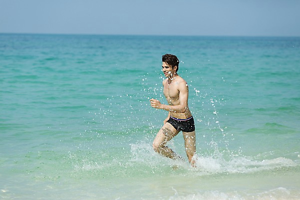 포토 JPG 주간 외국인 해외기획촬영 계절 남자 수영복 바다 2013년태국 여행 포즈 모션 휴가 휴식 한명 서기 미소 웃음 사람 동양인 상반신 20대 성인 해변 야외 아웃포커스 여름 여름휴가 바캉스 달리기 청년만 청년남자만 청년남자한명만 성인남자한명만 국내포토 자연요소 1 옷 컨셉 촬영기법 표정 인종 청년 남자만 남자한명만 성인남자만 성인만 파일형식 여름_계절