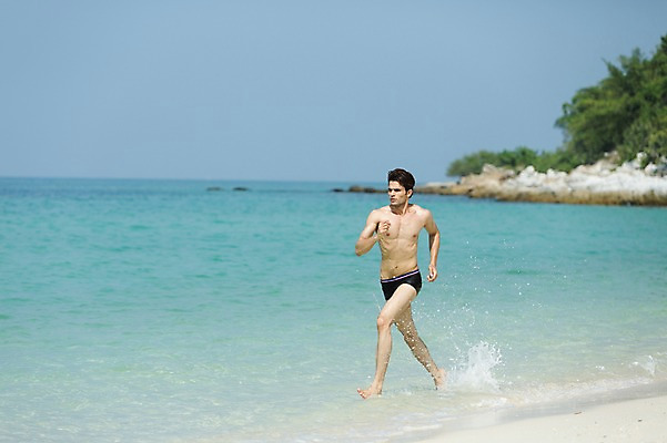 포토 JPG 주간 외국인 해외기획촬영 계절 남자 수영복 바다 2013년태국 여행 포즈 모션 하늘 휴가 휴식 한명 서기 사람 동양인 20대 성인 해변 야외 아웃포커스 여름 여름휴가 바캉스 달리기 청년만 청년남자만 청년남자한명만 성인남자한명만 국내포토 자연요소 1 옷 컨셉 촬영기법 인종 청년 남자만 남자한명만 성인남자만 성인만 파일형식 여름_계절