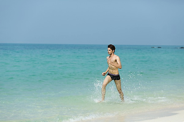 포토 JPG 주간 외국인 해외기획촬영 계절 남자 수영복 바다 2013년태국 여행 포즈 모션 하늘 휴가 휴식 한명 서기 사람 동양인 상반신 20대 성인 해변 야외 여름 여름휴가 바캉스 달리기 청년만 청년남자만 청년남자한명만 성인남자한명만 국내포토 자연요소 1 옷 컨셉 인종 청년 남자만 남자한명만 성인남자만 성인만 파일형식 여름_계절