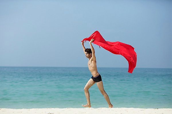 포토 JPG 주간 외국인 해외기획촬영 계절 남자 수영복 모래 바다 2013년태국 여행 포즈 모션 하늘 휴가 휴식 한명 서기 들기 사람 동양인 20대 성인 해변 야외 옆모습 아웃포커스 여름 여름휴가 바캉스 모래사장 달리기 천 청년만 청년남자만 청년남자한명만 성인남자한명만 국내포토 자연요소 1 옷 뷰포인트 컨셉 촬영기법 인종 청년 직물 남자만 남자한명만 성인남자만 성인만 파일형식 여름_계절