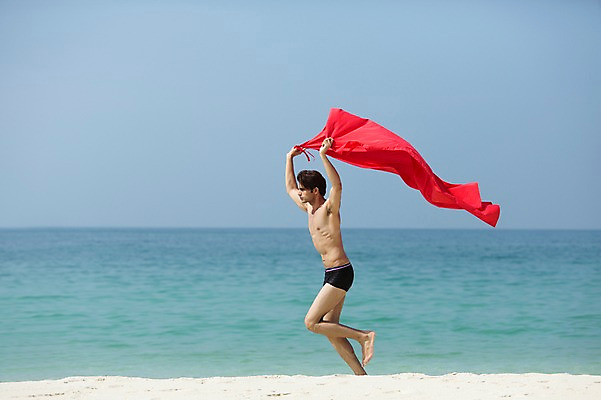 포토 JPG 주간 외국인 해외기획촬영 계절 남자 수영복 모래 바다 2013년태국 여행 포즈 모션 하늘 휴가 휴식 한명 서기 들기 사람 동양인 20대 성인 해변 야외 옆모습 아웃포커스 여름 여름휴가 바캉스 모래사장 달리기 천 청년만 청년남자만 청년남자한명만 성인남자한명만 국내포토 자연요소 1 옷 뷰포인트 컨셉 촬영기법 인종 청년 직물 남자만 남자한명만 성인남자만 성인만 파일형식 여름_계절