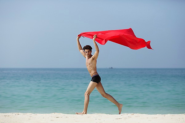 포토 JPG 주간 전신 외국인 해외기획촬영 계절 남자 수영복 모래 바다 2013년태국 여행 포즈 모션 하늘 휴가 휴식 한명 서기 들기 사람 동양인 20대 성인 해변 야외 옆모습 아웃포커스 여름 여름휴가 바캉스 모래사장 달리기 천 청년만 청년남자만 청년남자한명만 성인남자한명만 국내포토 자연요소 1 옷 뷰포인트 컨셉 촬영기법 인종 청년 직물 남자만 남자한명만 성인남자만 성인만 파일형식 여름_계절