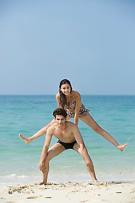 포토 JPG 주간 전신 외국인 해외기획촬영 커플 계절 여자 남자 수영복 행복 여유 모래 바다 2013년태국 여행 포즈 모션 하늘 휴가 휴식 함께함 사랑 서기 미소 웃음 사람 동양인 20대 성인 해변 야외 두명 여름 여름휴가 바캉스 비키니 모래사장 달리기 점프 등넘기 청년만 성인만 국내포토 자연요소 옷 감정 컨셉 관계 표정 인종 청년 넘기 파일형식 여름_계절