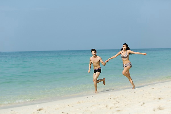 포토 JPG 주간 전신 외국인 해외기획촬영 커플 계절 여자 남자 수영복 행복 여유 모래 바다 2013년태국 여행 포즈 모션 하늘 휴가 휴식 함께함 사랑 미소 웃음 사람 동양인 20대 성인 해변 야외 두명 여름 여름휴가 바캉스 비키니 모래사장 달리기 손잡기 청년만 성인만 국내포토 자연요소 옷 감정 컨셉 관계 표정 인종 청년 파일형식 여름_계절